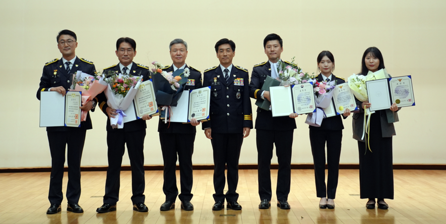 ▲ 충북경찰청은 21일 제80주년 경찰의 날 기념식을 열고 유공자 포상과 유가족 위로행사를 진행했다.ⓒ충북경찰청
