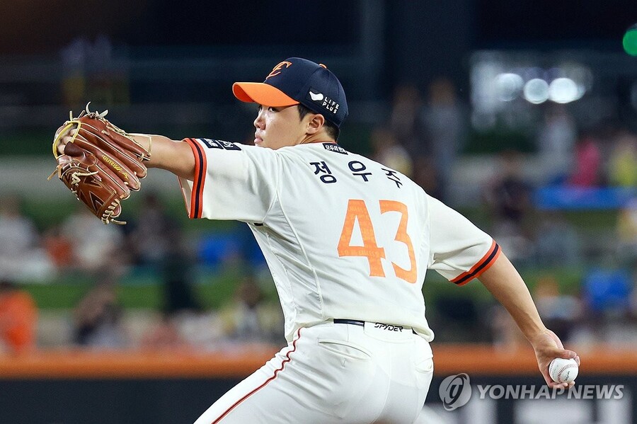 ▲ 22일 열리는 PO 4차전에서 한화는 18세 신인 정우주를 선발로 내세웠다.ⓒ연합뉴스 제공