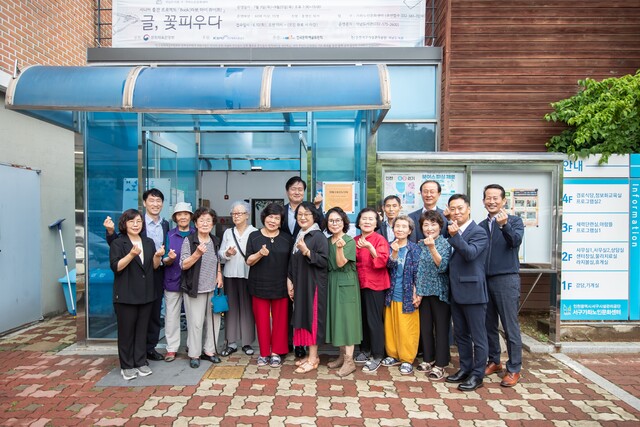 ▲ 인천 서구가 인천시 최다 ‘우수 치매안심마을’ 2년 연속 선정된후 강범석 구청장과 관계자들이 기념촬영을 하고 있다. ⓒ인천 서구 제공
