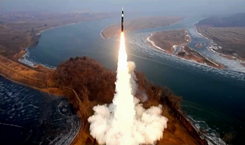 ▲ 북한 김정은이 지난 1월 6일 북한 미사일총국의 신형 극초음속 중장거리 탄도미사일 시험발사를 화상감시체계로 참관했다고 7일 북한 조선중앙TV가 보도했다. ⓒ조선중앙TV 캡쳐/뉴시스