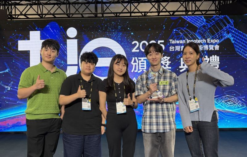 ▲ ‘2025 대만 이노테크 엑스포’에서 최고상인 플래티넘상을 수상한 선문대학교 RISE 창업동아리 ‘리런(re-R)’팀이 기념촬영을 하고 있다.ⓒ선문대