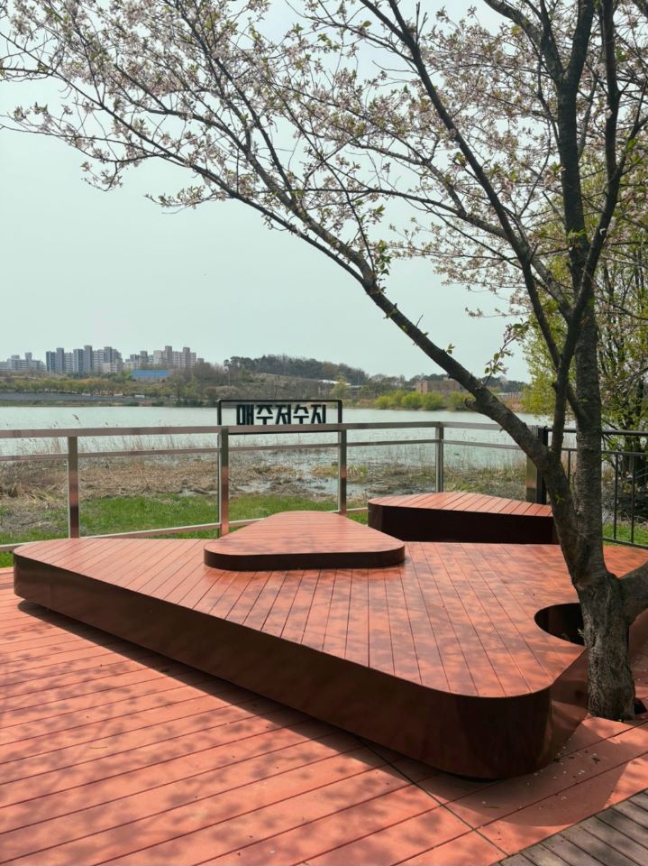 ▲ ‘2025 제16회 충청남도 우수공공시설물 디자인 인증제’에서 공공기관 최초 인증을 받은 평상.ⓒ천안시