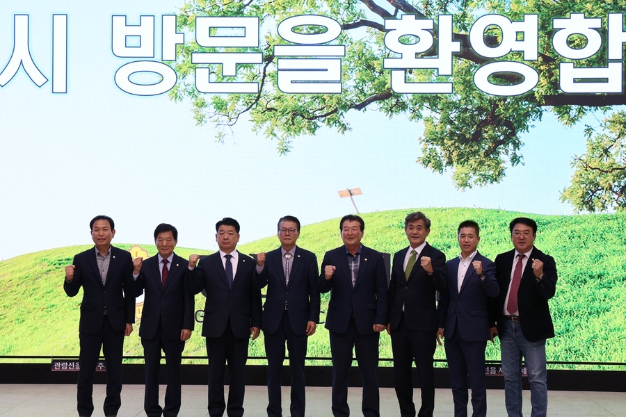 ▲ 경산시의회(의장 안문길)는 10월 20일 '경북도 남부지역 시․군의회의장협의회 2025년 10월 월례회'를 임당유적전시관에서 개최했다.ⓒ경산시의회