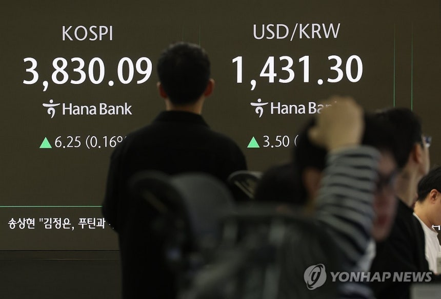 ▲ 22일 중구 하나은행 본점 딜링룸 전광판에 환율이 표시돼 있다. /연합뉴스