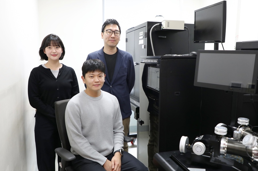 ▲ DGIST(총장 이건우) 전기전자컴퓨터공학과 권혁준 교수 연구팀이 단 한 번의 레이저 공정만으로 반도체의 전도 특성을 전환하는 신개념 기술을 개발했다(오른쪽 위부터 시계방향) 권혁준 교수, 김준일·양규원 석박사통합과정생.ⓒDGIST