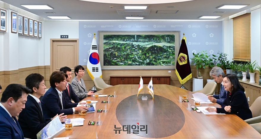 ▲ 최호정 서울시의회 의장과 김인제 부의장이 21일 도쿄도의회 의원단과 서울시의회 본청에서 협력 방안을 논의하고 있다.ⓒ서울시의회