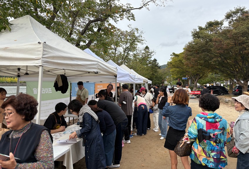▲ 울릉군 농촌신활력플러스사업의 액션그룹이 안동 월영장터서 울릉의 이야기를 전하고 있다.ⓒ울릉군