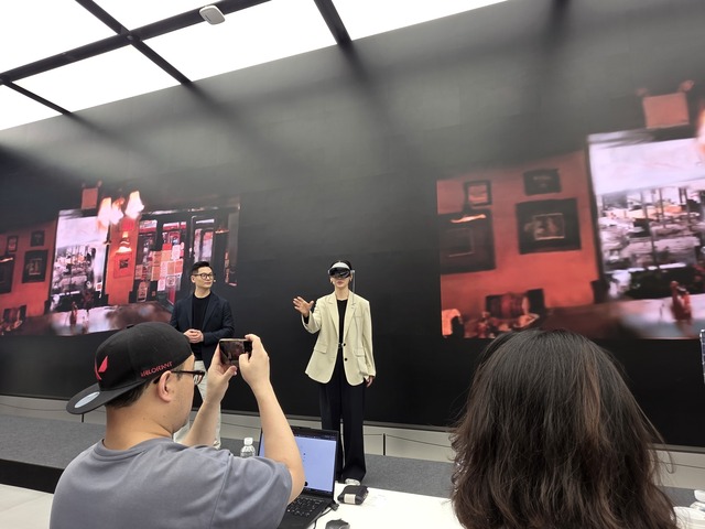 ▲ 22일 서초구 삼성 강남에서 진행된 갤럭시 XR 미디어브리핑에서 삼성전자 관계자가 갤럭시 XR을 시연하고 있다.ⓒ이가영 기자