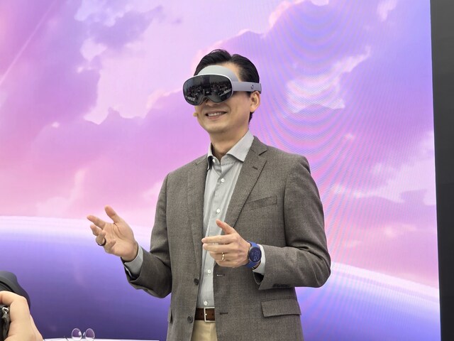 ▲ 22일 서초구 삼성 강남에서 진행된 갤럭시 XR 미디어브리핑에서 임성택 한국총괄 부사장이 갤럭시XR을 시연하고 있다.ⓒ이가영 기자