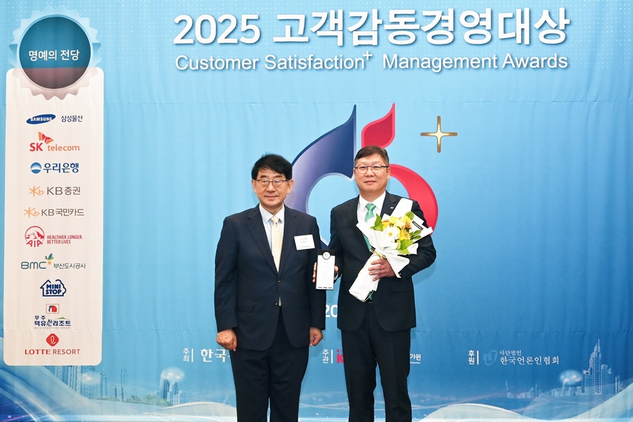 ▲ iM캐피탈 김성욱 대표이사(오른쪽)가 임채운 심사위원장(왼쪽)과 ‘제19회 2025 고객감동경영대상’ 시상식에서 기념 촬영을 하고 있다.ⓒiM캐피탈