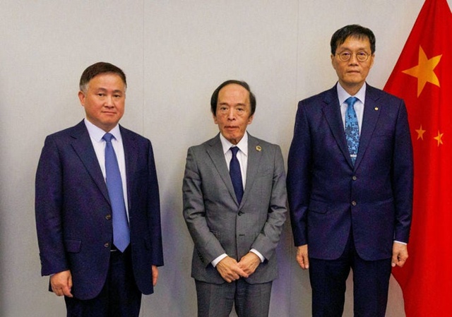 ▲ (좌로부터) 판궁성 중국 인민은행 총재, 우에다 카즈오 일본은행 총재, 이창용 한국은행 총재가 미국 워싱턴 D.C.에서 열린 제14차 한·중·일 중앙은행 총재 회의에서 기념촬영을 하고 있다. 사진=한국은행 제공. 251015 ⓒ뉴시스