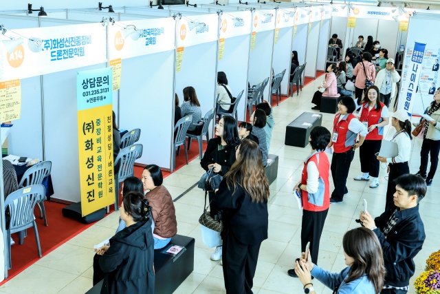 ▲ 여성 취·창업 박람회에서 구직자들이 기업별 현장면접 부스를 찾아 상담을 진행하고 있다ⓒ화성시 제공