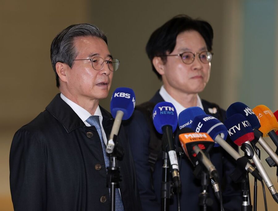 ▲ 김용범 대통령비서실 정책실장이 22일 오전 인천국제공항에서 한미 관세협상 후속 협의를 위해 미국으로 출국하기 전 취재진의 질문에 답하고 있다. 오른쪽은 김정관 산업통상부 장관. ⓒ뉴시스