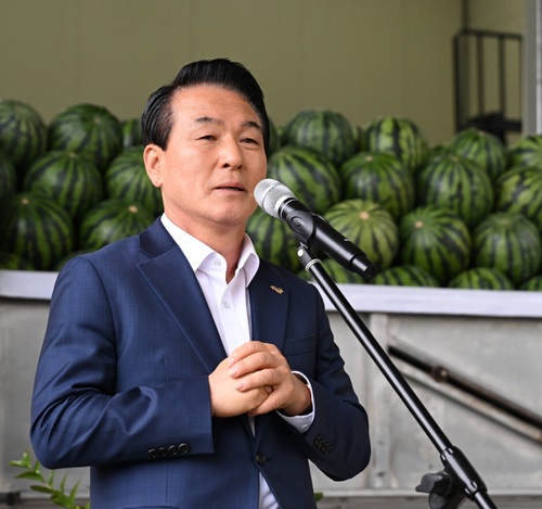 ▲ 백성현 논산시장이 최근 논산수박연구회 2025년 수박 첫 출하 기념식에서 축사를 하고 있다.ⓒ논산시
