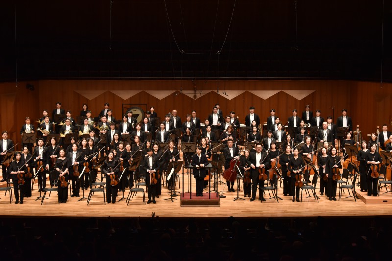 ▲ 대전시립교향악단과 여자경 지휘자.ⓒ세종문화회관