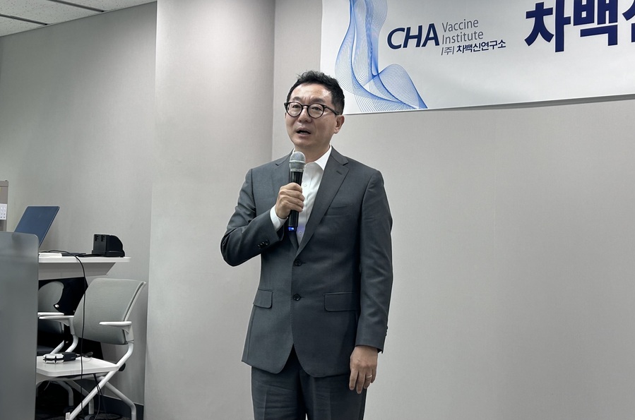 ▲ 한성일 차백신연구소 대표가 22일 기자간담회에서 발표하고 있다. ⓒ조희연 기자