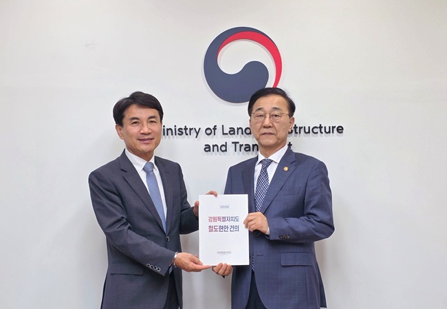 ▲ 김진태 강원특별자치도지사가 21일 서울국토발전전시관에서 김윤덕 국토교통부 장관을 만나 제5차 국가철도망 구축계획에 강원도가 신청한 10개 신규 철도사업의 최대 반영을 요청했다. ⓒ강원특별자치도