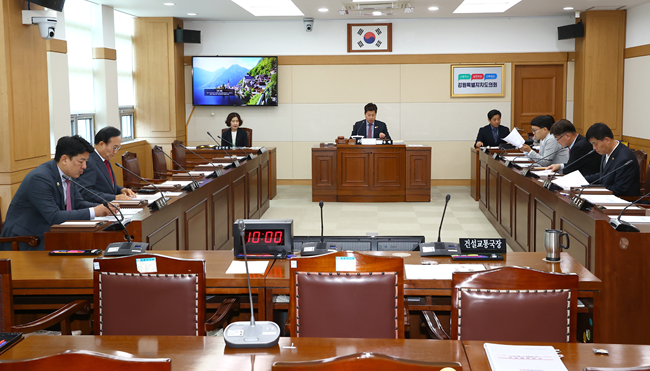 ▲ 강원특별자치도의회 미래모빌리티 혁신 특별위원회가 지난 21일 회의를 열고 2026 강릉 ITS 세계총회 준비 상황과 자율주행 시범운행지구 운영 현황 등을 보고받았다. ⓒ강원특별자치도의회