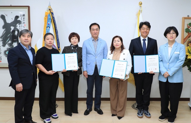 ▲ 골목형상점가 5 6 7호 지정서 전달식ⓒ평택시 제공