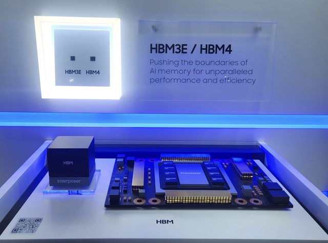 ▲ '반도체대전2025'에 전시된 삼성전자 HBM3E와 HBM4 제품. ⓒ장소희기자