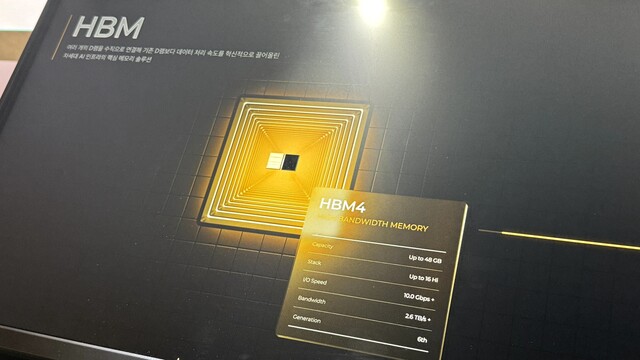 ▲ '반도체대전2025'에 전시된 SK하이닉스 HBM4 제품 이미지 ⓒSK하이닉스