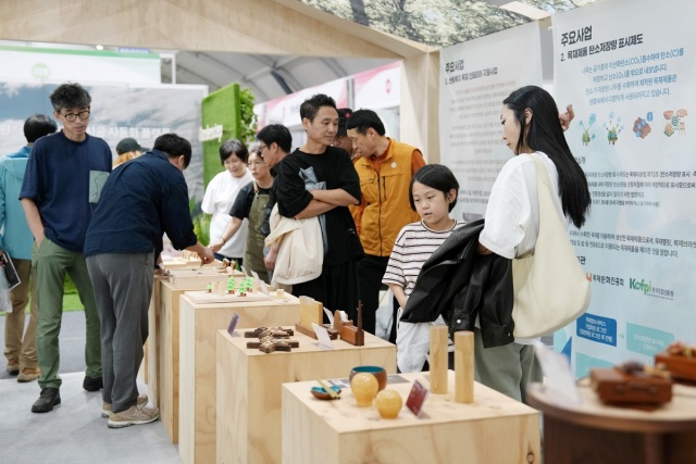 ▲ 곤지암도자공원에서 열린 2025 대한민국 산림박람회에서 관람객들이 행사 부스를 둘러보고 있다. ⓒ광주시 제공