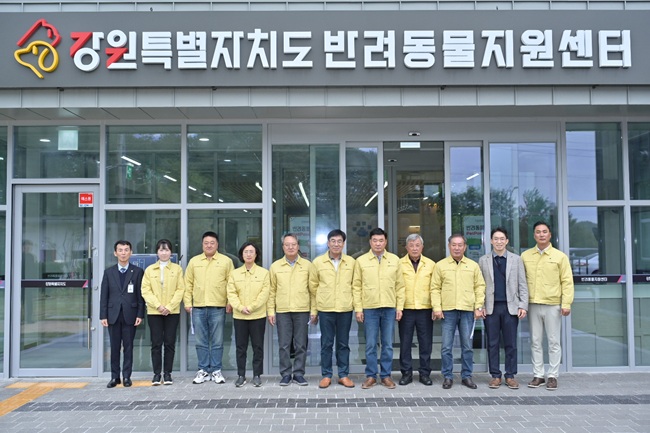 ▲ 강릉시의회 산업위원회(위원장 이용래)가 22일 강원특별자치도 반려동물지원센터와 주문진 농공단지 복합문화센터를 방문해 시설을 점검하고 운영 실태를 확인했다. ⓒ강릉시의회