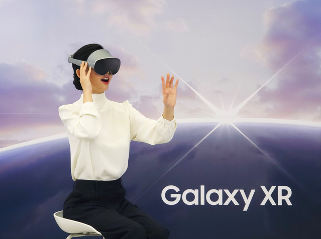 ▲ 삼성전자 모델들이 삼성 강남에서 '갤럭시 XR’을 체험하는 모습.ⓒ삼성전자