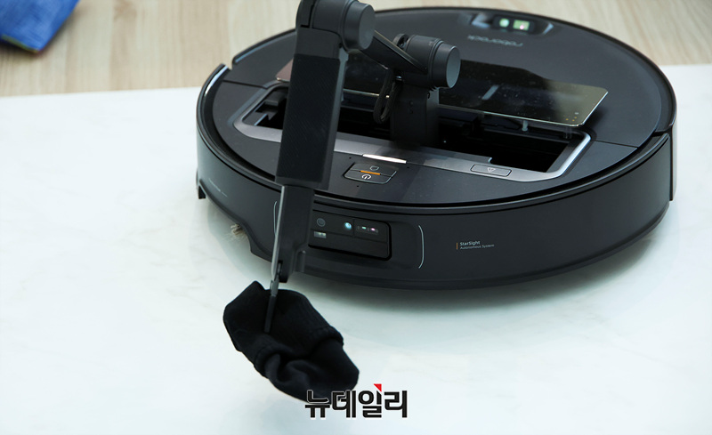 ▲ 로보락의 로봇팔 탑재된 청소기 'Saros Z70' 모습. ⓒ뉴데일리DB