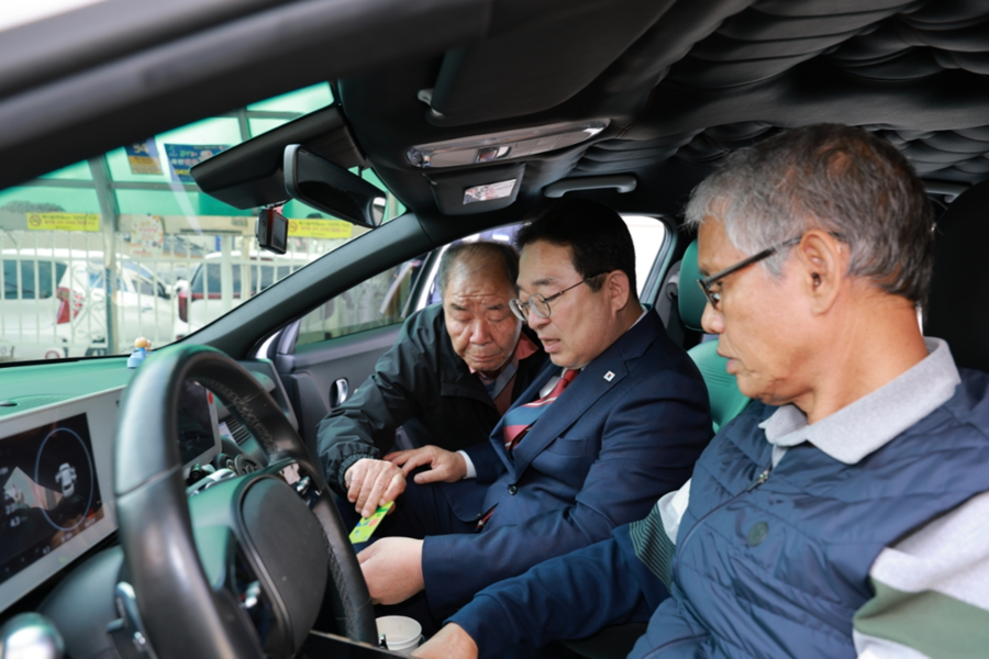 ▲ 황규철 옥천군수가 택시를 이용한 뒤 향수OK카드로 택시요금을 결재하고 있다.ⓒ옥천군
