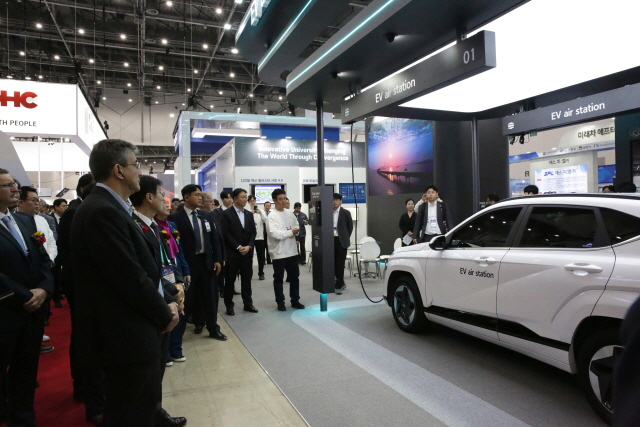 ▲ 한화 건설부문이 '2025 대한민국 미래모빌리티엑스포(DIFA)'에 참가해 천장형 전기차 충전시스템을 시연하고 있다. ⓒ한화 건설부문