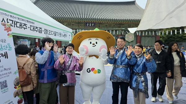 ▲ 장소미 부여군의회 산업건설위원장이 서울 도심 한복판에서 부여 농가들과 함께 ‘부여 왕 대추 등 농산물의 진가’를 선보였다.ⓒ장소미 의원
