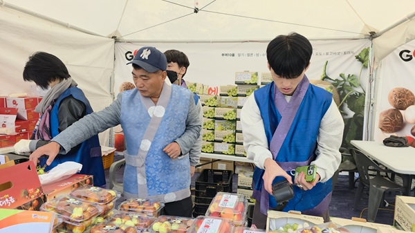 ▲ 서울 봉은사에서 열린 도농상생직거래장에는‘부여 왕 대추’와 ‘부여밤’은 첫날부터 완판 행진을 이어가며 서울 소비자들의 마음을 사로잡았다.ⓒ장소미 의원