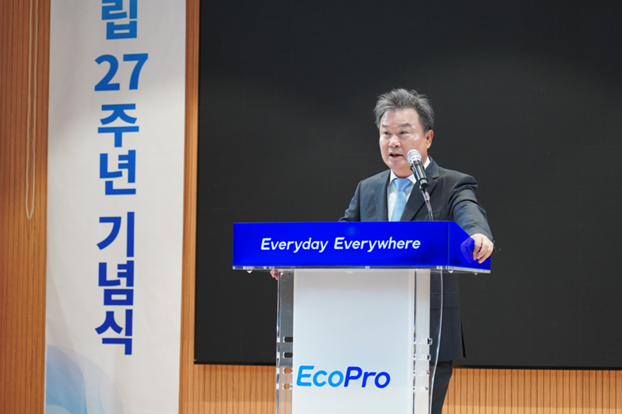 ▲ 이동채 에코프로 창업주가 창립 27주년을 맞아 충북 오창 본사에서 열린 창립기념식에서 기념사를 발표하고 있다. ⓒ에코프로