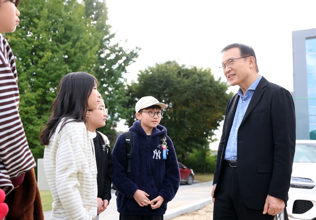 ▲ 임태희 경기도교육감이 22일 파주에 위치한 파양초등학교에서 '꿈함성 공유학교'에 참여하고 있는 학생들과 만나 대화하고 있다. ⓒ경기도교육청 제공