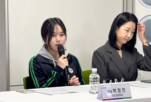 ▲ 박정민 지산고등학교 학생이 22일 파주에 위치한 파양초등학교에서 진행된 경기도교육청 현장 정책브리핑에서 발언하고 있다. ⓒ경기도교육청 제공