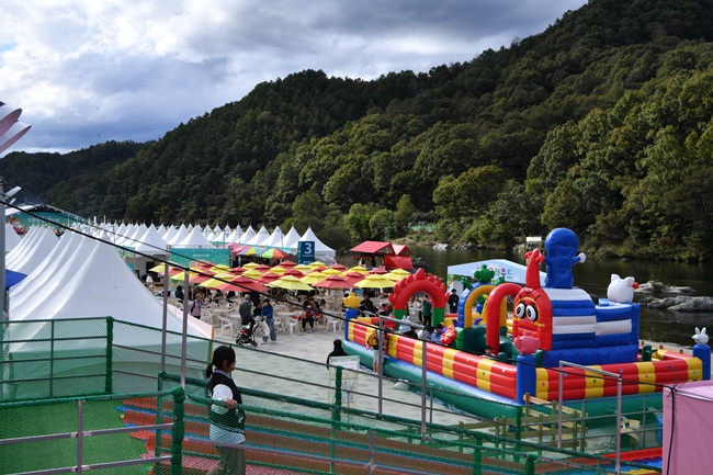 ▲ 대한민국 대표 한우 축제인 '제21회 횡성한우축제'가 22일 횡성군 섬강둔치 일원에서 개막했다. 축제는 26일까지 열린다. ⓒ횡성군