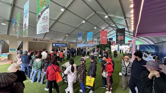 ▲ 대한민국 대표 한우 축제인 '제21회 횡성한우축제'가 22일 횡성군 섬강둔치 일원에서 개막했다. 축제는 26일까지 열린다. ⓒ횡성군