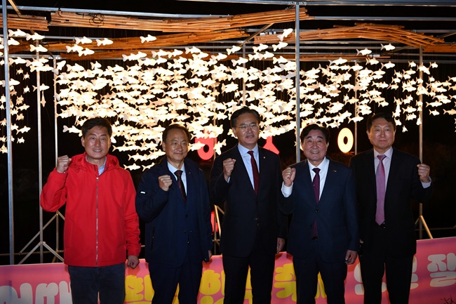 ▲ 대한민국 대표 한우 축제인 '제21회 횡성한우축제'가 22일 횡성군 섬강둔치 일원에서 개막했다. 축제는 26일까지 열린다. ⓒ횡성군