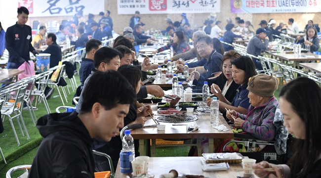 ▲ 대한민국 대표 한우 축제인 '제21회 횡성한우축제'가 22일 횡성군 섬강둔치 일원에서 개막했다. 축제는 26일까지 열린다. ⓒ횡성군