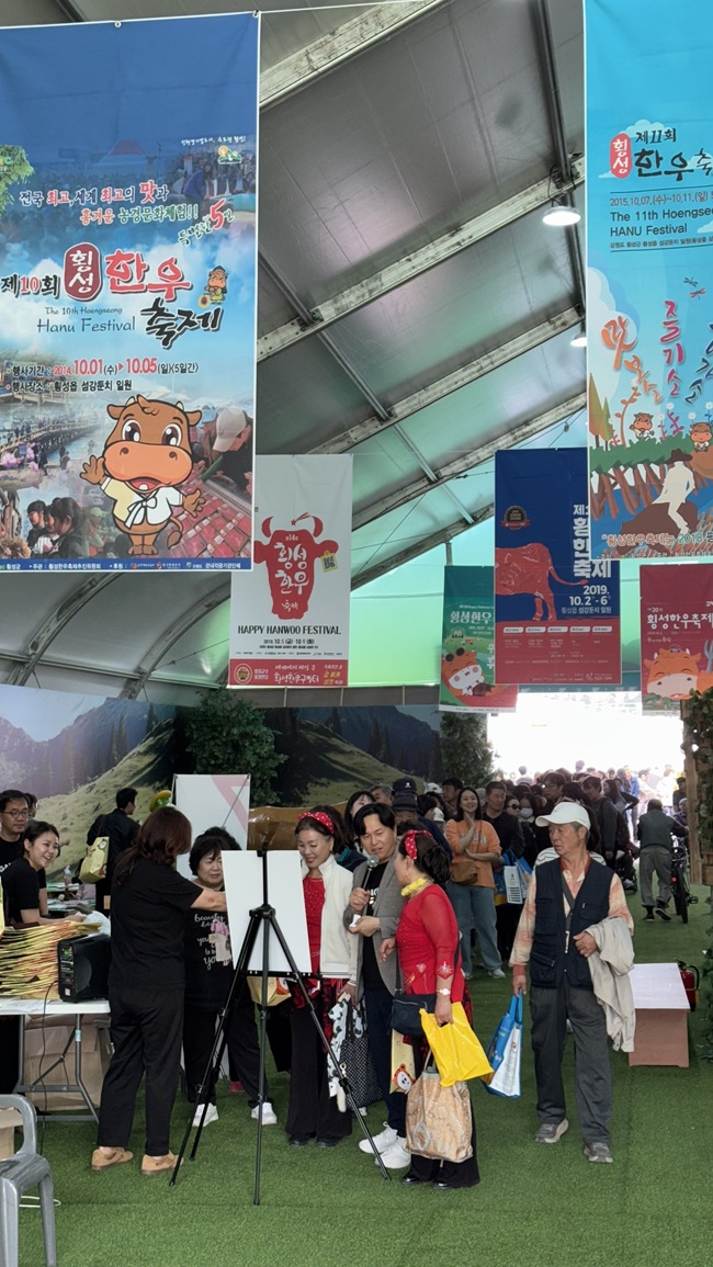 ▲ 대한민국 대표 한우 축제인 '제21회 횡성한우축제'가 22일 횡성군 섬강둔치 일원에서 개막했다. 축제는 26일까지 열린다. ⓒ횡성군