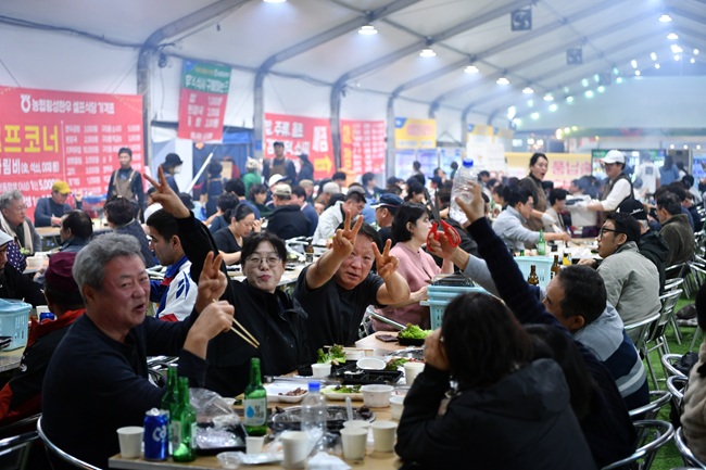 ▲ 대한민국 대표 한우 축제인 '제21회 횡성한우축제'가 22일 횡성군 섬강둔치 일원에서 개막했다. 축제는 26일까지 열린다. ⓒ횡성군