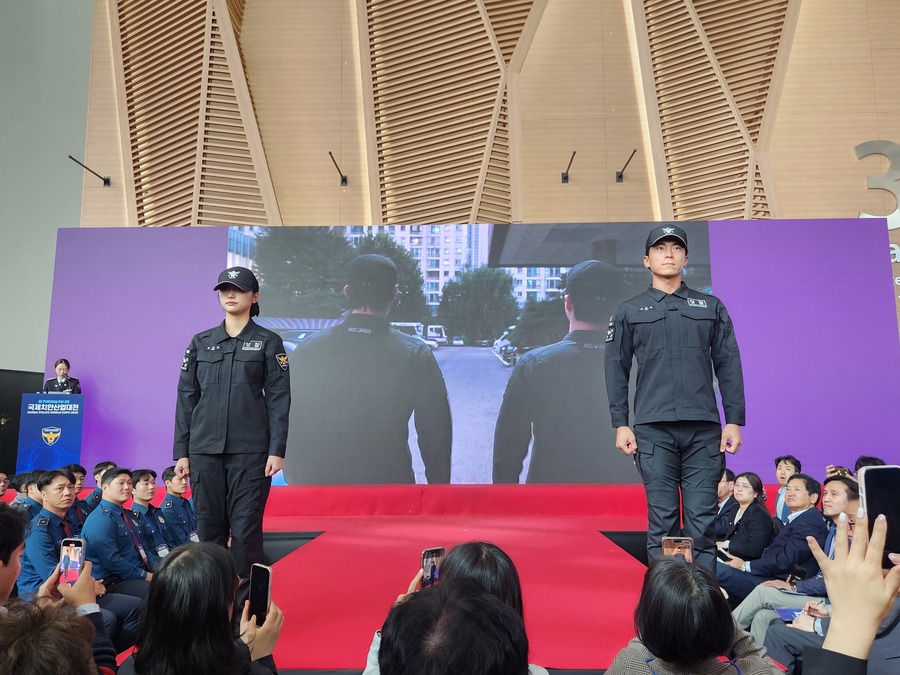 ▲ 경찰청은 22일 인천 송도에서 열리고 있는 국제치안산업대전에서 창경 80년을 맞아 추진한 경찰관 복제개선 결과를 공개했다. (사진=경찰청)