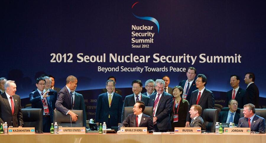 ▲ 2012년 3월 27일 오전 핵안보정상회의가 열리기 직전 이명박 당시 대통령이 의장석에서 버락 오바마(왼쪽 두 번째) 당시 미국 대통령, 드미트리 메드베데프(앞줄 오른쪽) 당시 러시아 대통령 등과 이야기하며 파안대소 하고 있다. ⓒ국가기록원