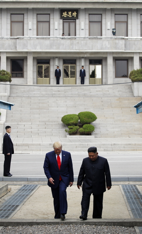 ▲ 도널드 트럼프 미국 대통령과 북한 김정은이 2019년 6월 30일 판문점 공동경비구역(JSA) 군사분계선을 넘어 북측으로 갔다 다시 남측으로 넘어오고 있다. ⓒ뉴시스