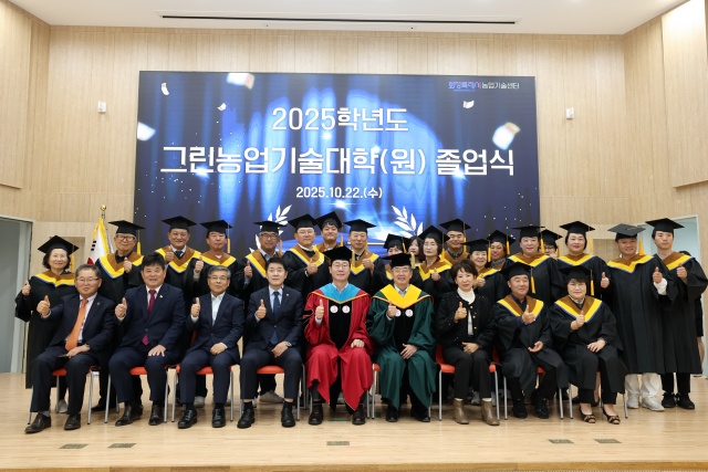 ▲ 정명근 시장과 그린농업기술대학(원) 졸업생들이 기념 촬영을 하고 있다ⓒ화성시 제공