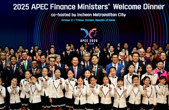 ▲ 유정복(가운데) 인천시장이 21일 송도 트라이보울에서 열린 'APEC 재무장관회의 만찬 공연'을 마친 뒤 참석자들과 기념 촬영을 하고 있다ⓒ인천시 제공