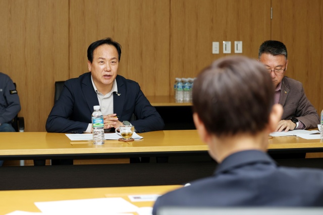 ▲ 집단에너지 공급업체 DS파워 방문해 지역난방 열요금 인하를 협의하는 이권재 시장ⓒ오산시 제공