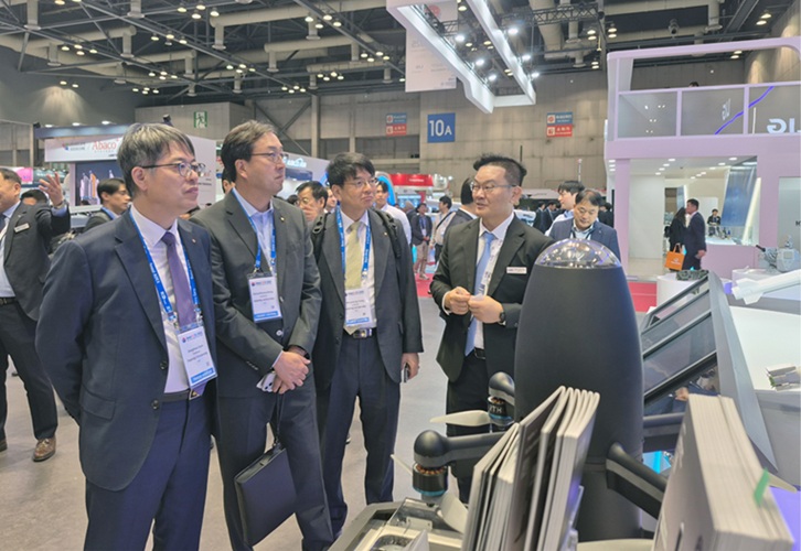 ▲ 왼쪽에서부터 세종대 엄종화 총장과 홍성경 대외·행정부총장, 홍우영 특임부총장이 서울 ADEX 2025 참가 기업 부스에서 설명을 듣고 있다.ⓒ세종대