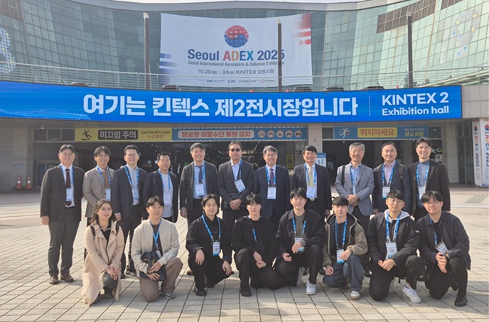 ▲ 세종대 엄종화(뒷줄 오른쪽에서 다섯 번째) 총장 비롯해 주요 교무위원들과 우주항공시스템공학과 국방우주공학전공 교수 및 학생들이 서울 ADEX 2025를 방문해 기념촬영을 하고 있다.ⓒ세종대